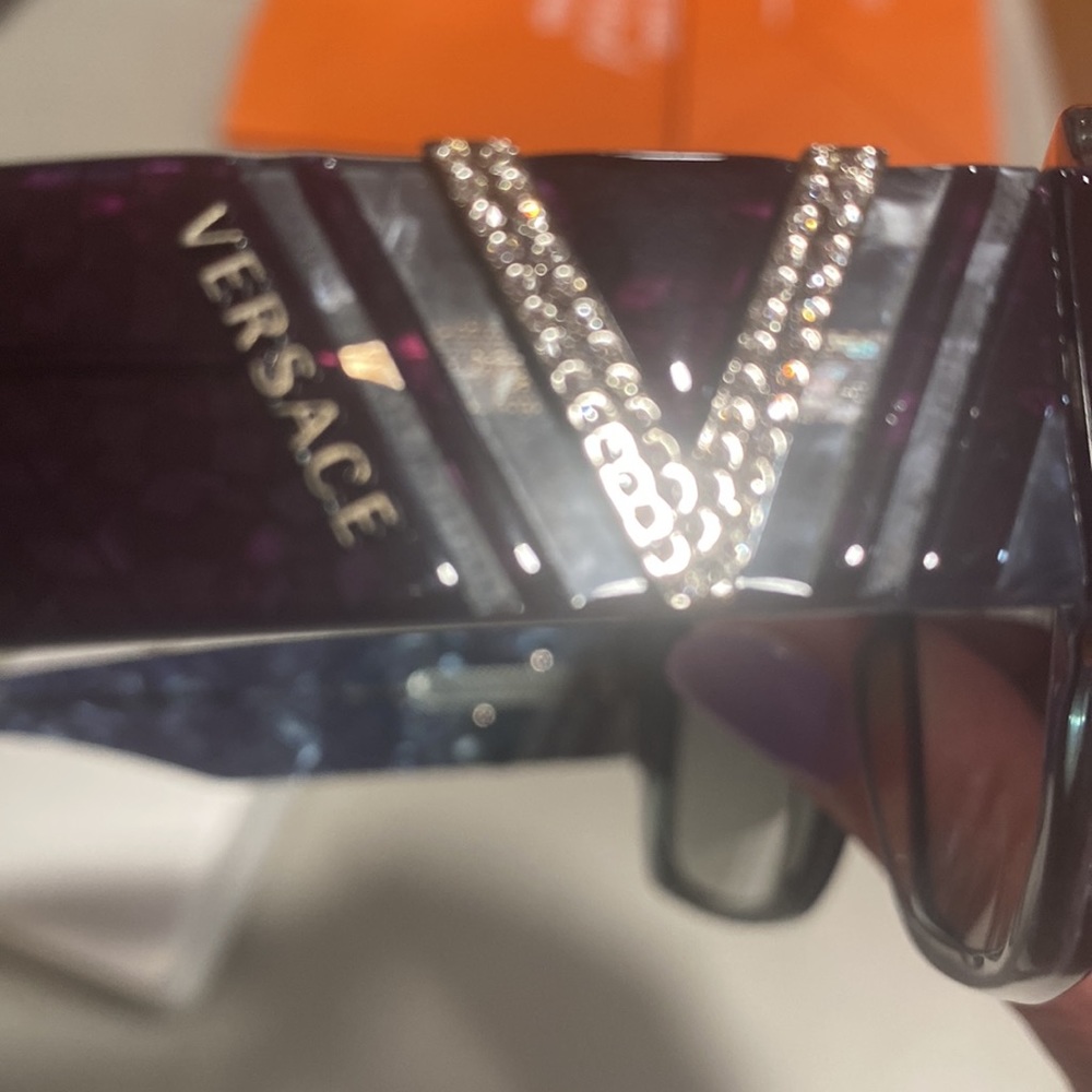 Authentic VERSACE brand new sunglasses with square frame in rhinestones on the V - Picture 7 of 10